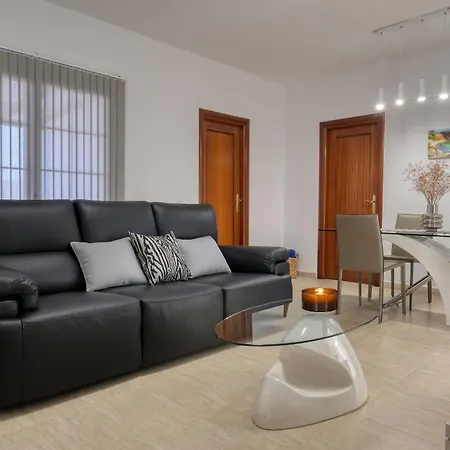 Casa Yare, Shared Pool, Air-con, Fast Wifi بيت للعطل *